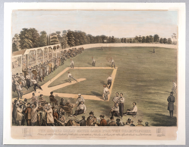 Eine Gruppe von Menschen spielt Cricket auf einem grünen Feld mit Bäumen im Hintergrund unter einem klaren blauen Himmel, mit dem Text "Das zweite große Match-Spiel um die Meisterschaft" unten.