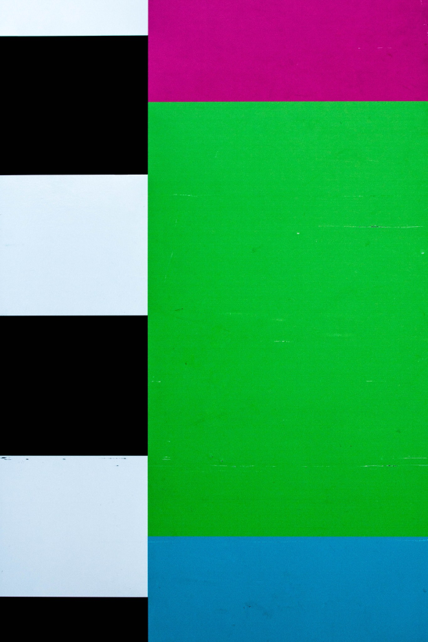 Leuchtendes TV-Bildschirmdisplay mit grüner, pinker, blauer und schwarzer Farbgebung.