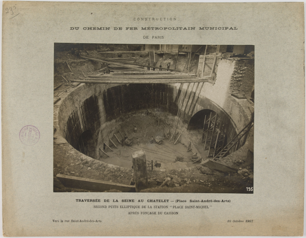 Schwarzes und weißes Foto eines Tunnels im Bau mit einem Stempel links und Text unten.