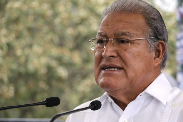 Ein Mann in einem weißen Hemd und Brillengläsern spricht in ein Mikrofon, wahrscheinlich in Reaktion auf eine Entscheidung des Obersten Gerichts.