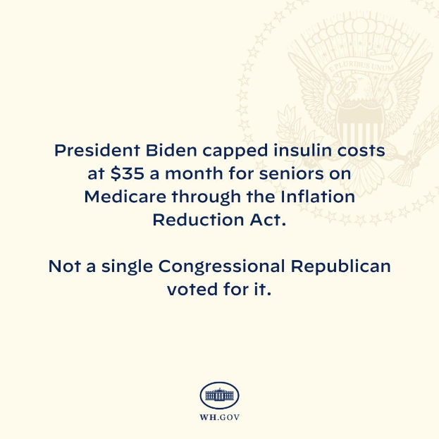 Plakat mit dem Text "Präsident Biden beschränkte die Insulin-Kosten auf 35 Dollar pro Monat für Senioren mit Medicare dank des Inflation Reduction Act" und einem Logo darüber.