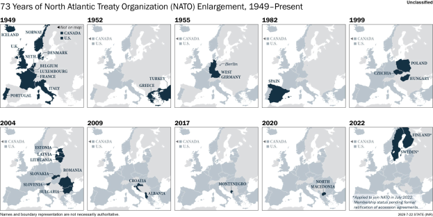 Karte veranschaulicht die Erweiterung der NATO von 1949 bis heute, wobei die Regionen nach Jahren der Aufnahme farbcodiert sind.