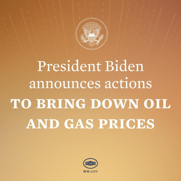 Präsident Biden an einem Rednerpult mit einem Plakat, das ein Logo und Text zur Ankündigung von Maßnahmen zur Reduzierung von Öl- und Gaspreisen zeigt.