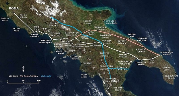 Blaue Linie auf einer Karte von Italien, die eine kreisförmige Zugroute von Rom nach Rom nachzeichnet, mit beschrifteten Städten und Ortschaften entlang des Weges.